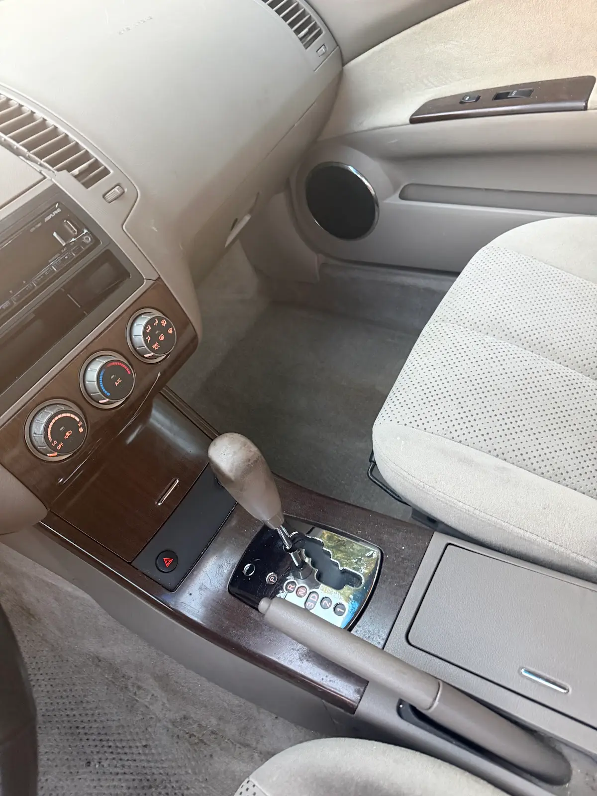 Automatic gear selector and center console